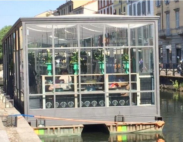 Glaskubus für Events auf einem Ponton
